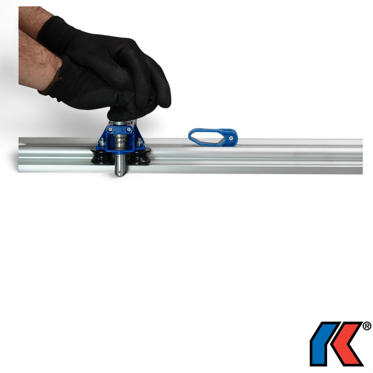 Werkfit Kaufmann Schienen-Schneidesystem mit blauem Schneidkopf und Führungsschiene in Anwendung