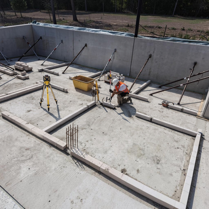 Werkfit Rotationslaser LAR 160 Set im Einsatz durch einen Bauarbeiter auf einer Betonbaustelle