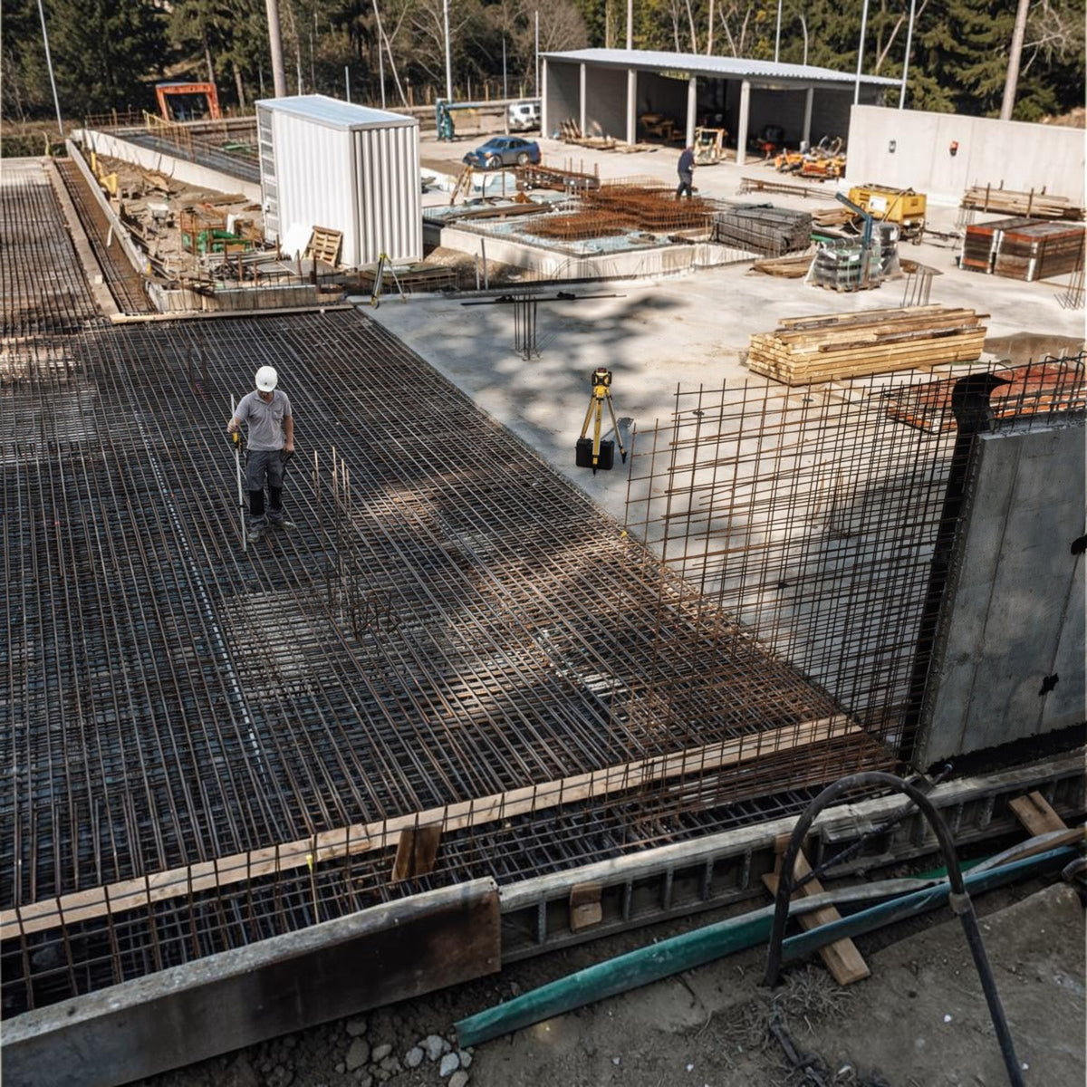 Werkfit Rotationslaser LAR 160 Set im Einsatz auf einer Baustelle mit Bauarbeiter und Bewehrungsstahl