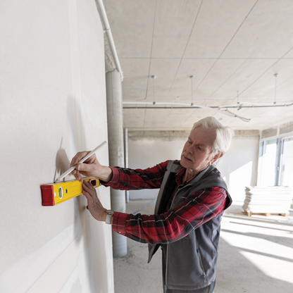 Werkfit Elektronik-Wasserwaage TECH 196 DL in Gelb beim Anzeichnen an einer Wand durch einen Handwerker