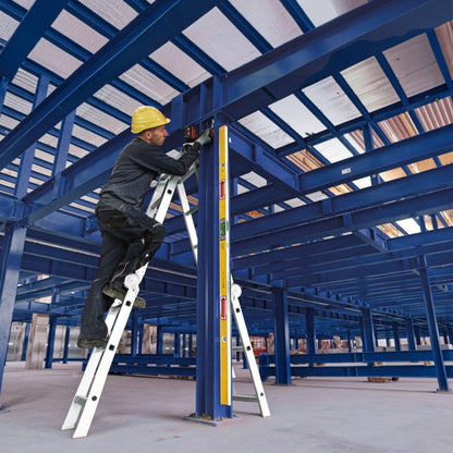 Handwerker mit Werkfit Elektronik-Wasserwaage TECH 196M bei der Montage an einer blauen Stahlkonstruktion auf der Leiter