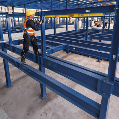 Werkfit Elektronik-Wasserwaage TECH 196M im Einsatz bei der Montage von blauen Stahlträgern auf einer Baustelle