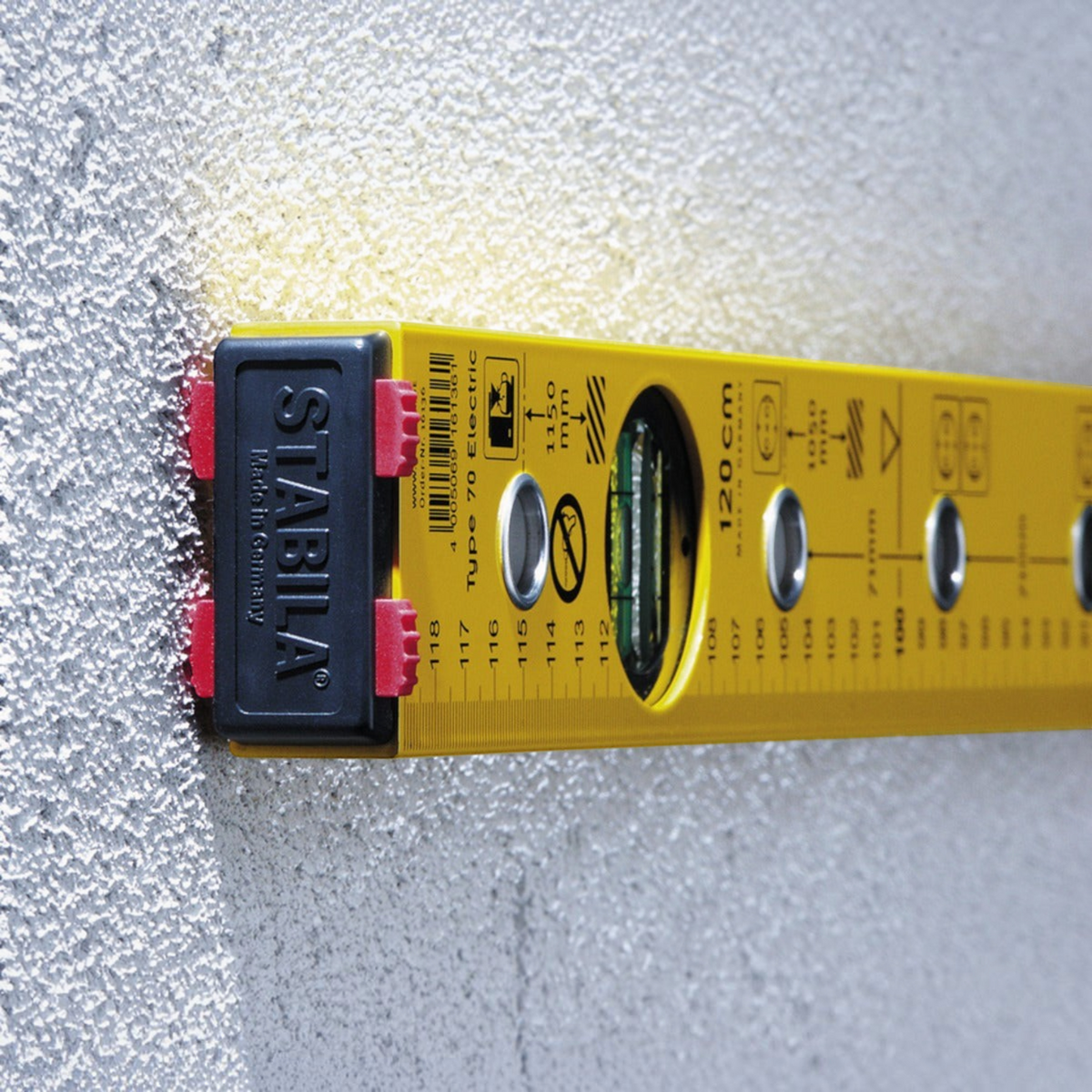 Werkfit Stabila Type 70 Electric Wasserwaage in Gelb mit integrierter Skala und Libelle an einer Wand