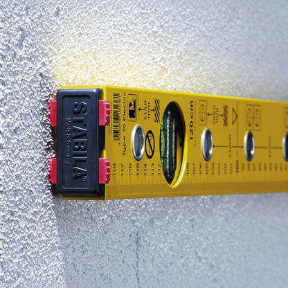 Werkfit Stabila Type 70 Electric Wasserwaage in Gelb mit integrierter Skala und Libelle an einer Wand