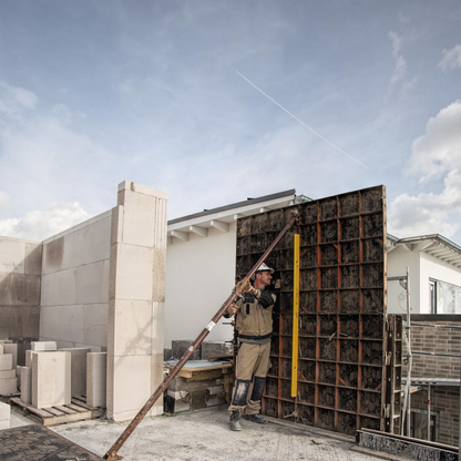 Werkfit Wasserwaage Type 96-2 M im Einsatz bei der Ausrichtung einer Schalung auf einer Baustelle