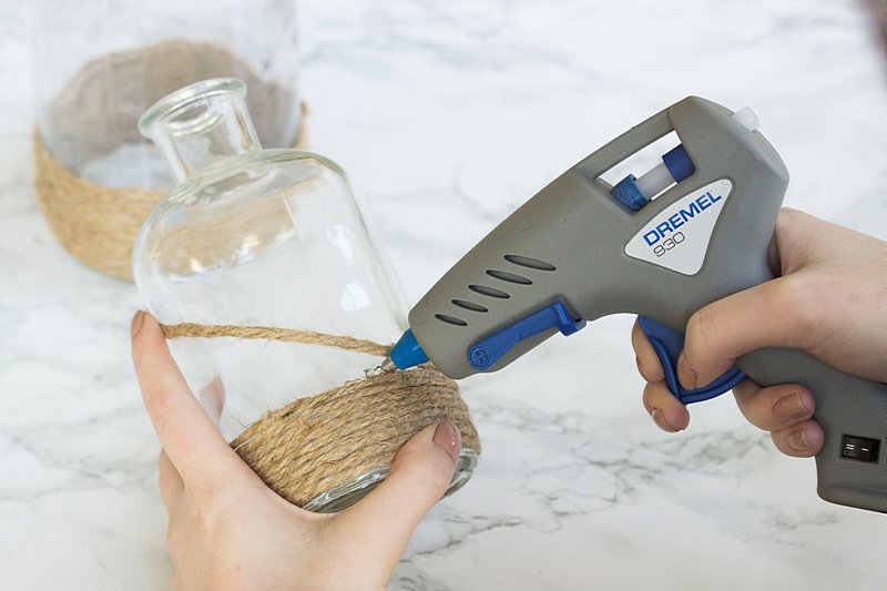 DREMEL® Heißklebepistole 930, 12 Farb-Klebestifte (7 mm), 6 Klebestifte (7 mm)