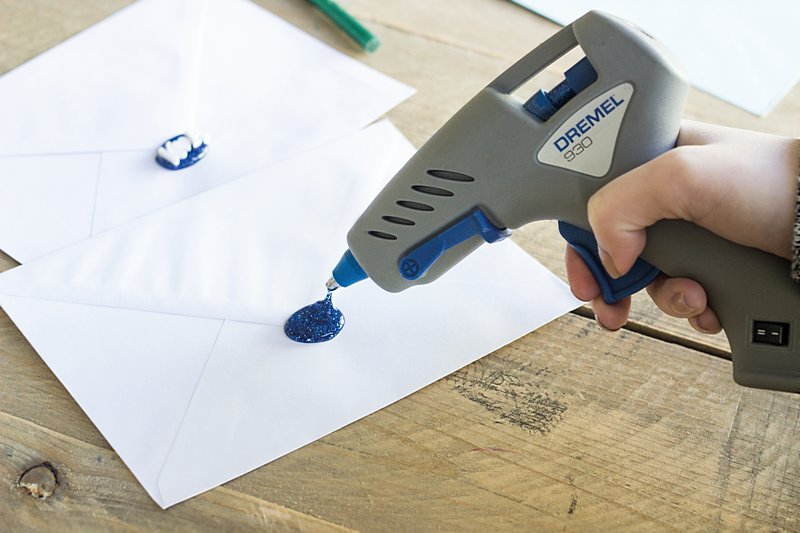 DREMEL® Heißklebepistole 930, 12 Farb-Klebestifte (7 mm), 6 Klebestifte (7 mm)