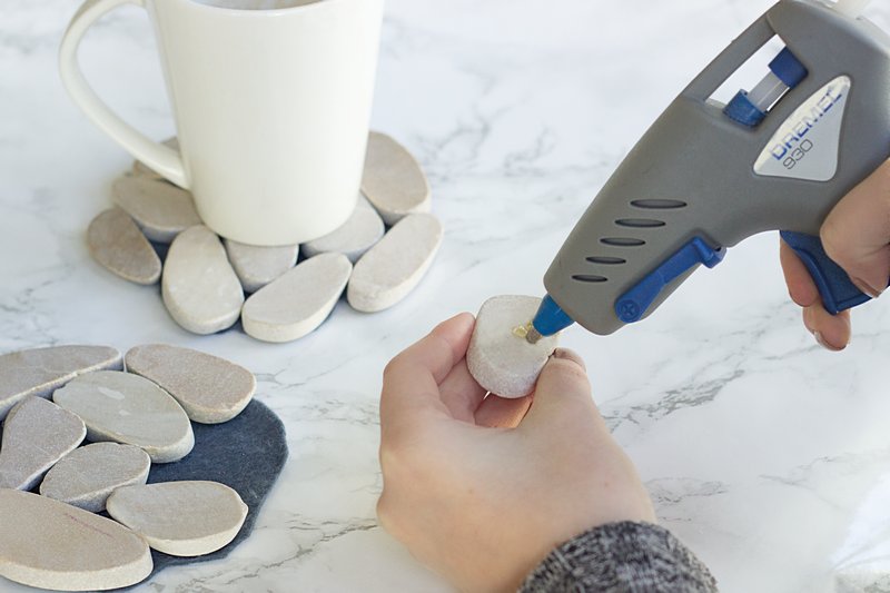 DREMEL® Heißklebepistole 930, 12 Farb-Klebestifte (7 mm), 6 Klebestifte (7 mm)