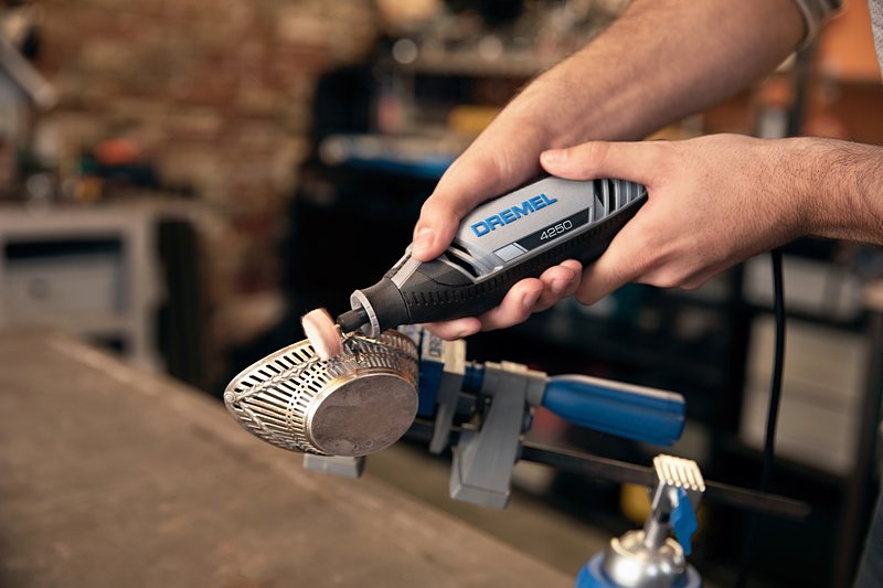 DREMEL® 4250, kabelgebundenes Multifunktionswerkzeug, 35 Zubehöre