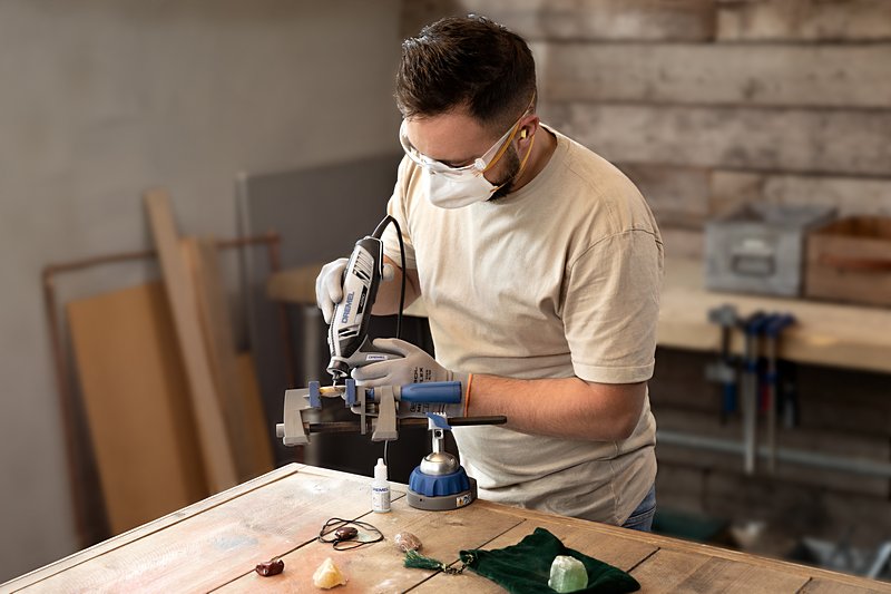 DREMEL® 4250, kabelgebundenes Multifunktionswerkzeug, 35 Zubehöre