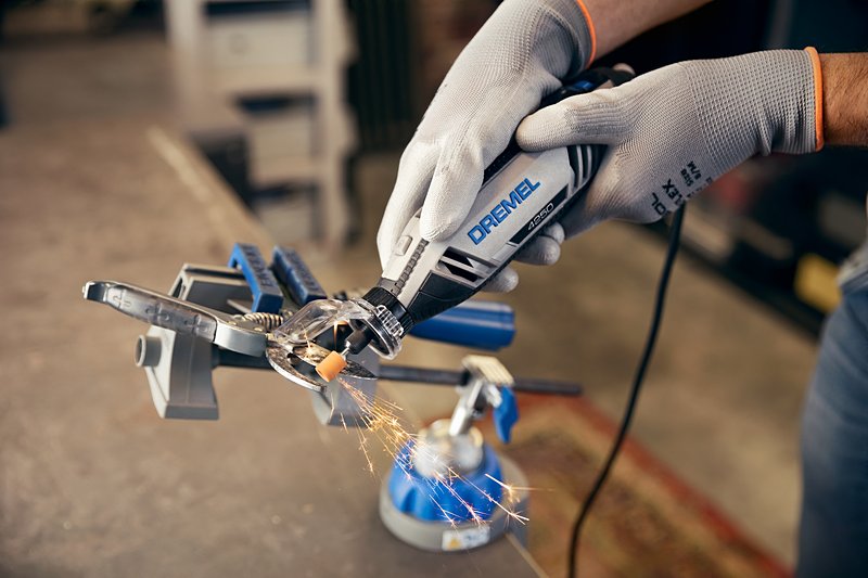 DREMEL® 4250 kabelgebundenes Multifunktionswerkzeug, 128 Zubehöre, 6 Vorsatzger.