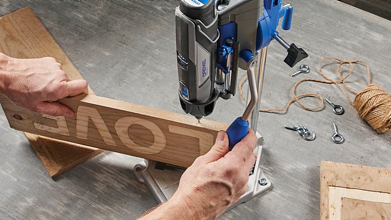 DREMEL® 8240, Kabelloses Multifunktionswerkzeug, 1 x 12-V-2Ah-Akku, 45 Zubehören