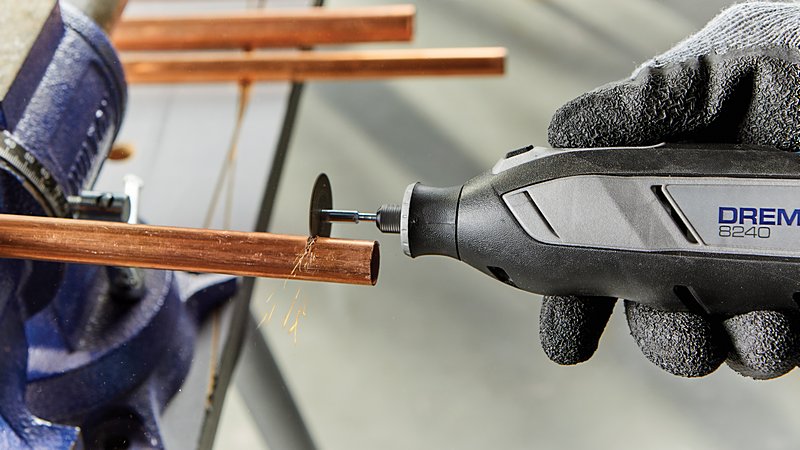 DREMEL® 8240, Kabelloses Multifunktionswerkzeug, 1 x 12-V-2Ah-Akku, 45 Zubehören
