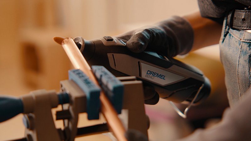 DREMEL® 8240, Kabelloses Multifunktionswerkzeug, 1 x 12-V-2Ah-Akku, 45 Zubehören