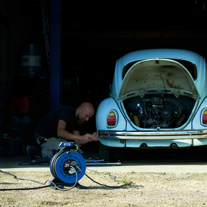 Werkfit Vollkunststoff-Kabeltrommel Generation 7 Companion mit 30 m Kabel in einer Werkstatt bei einem Oldtimer