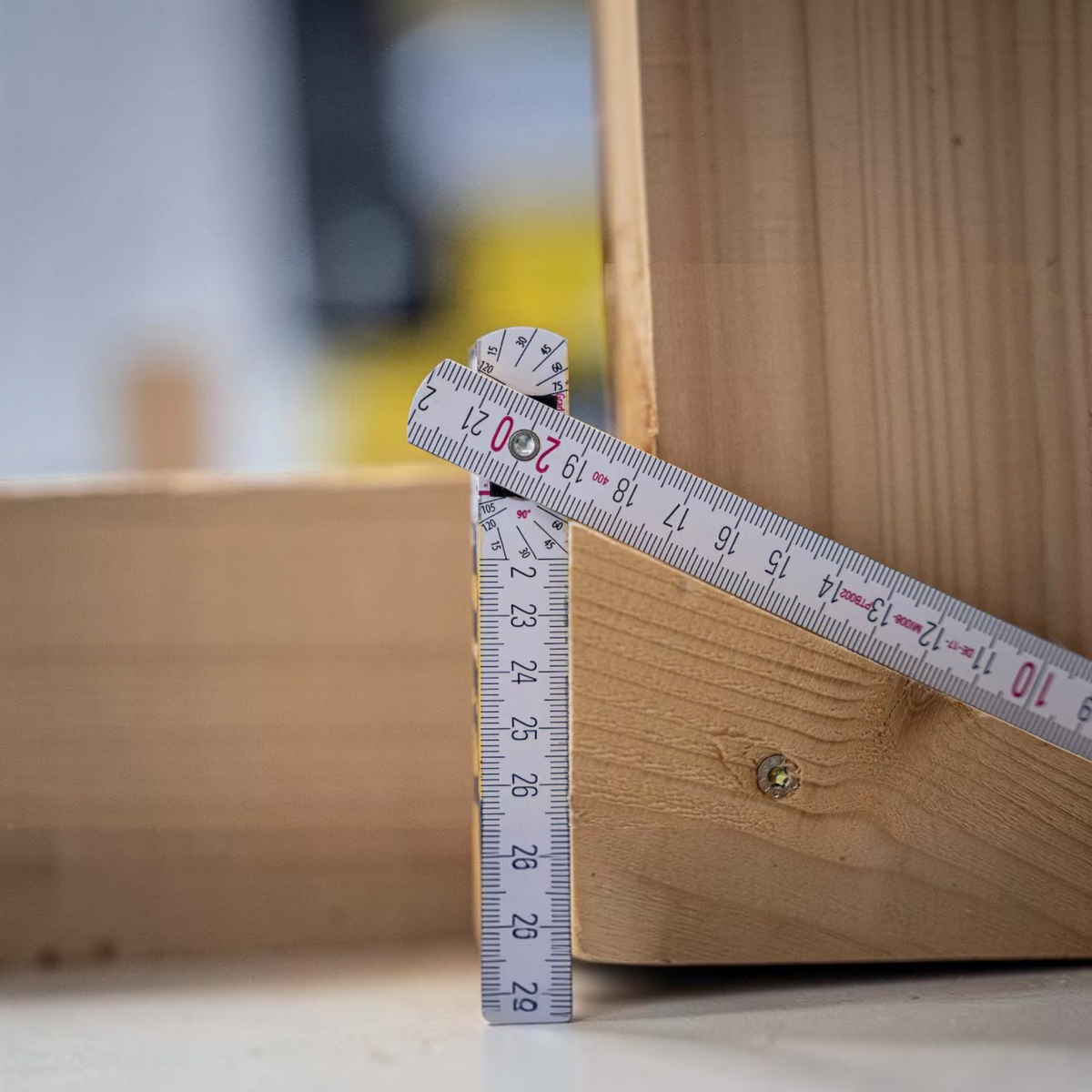 Werkfit Holz-Gliedermaßstab Type 1407 mit Winkelmesser-Funktion beim Messen an einem Holzbalken