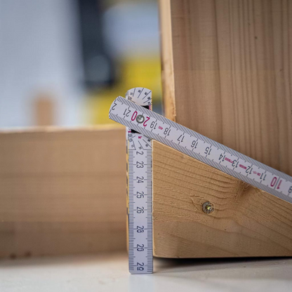 Werkfit Holz-Gliedermaßstab Type 1407 mit Winkelmesser-Funktion beim Messen an einem Holzbalken